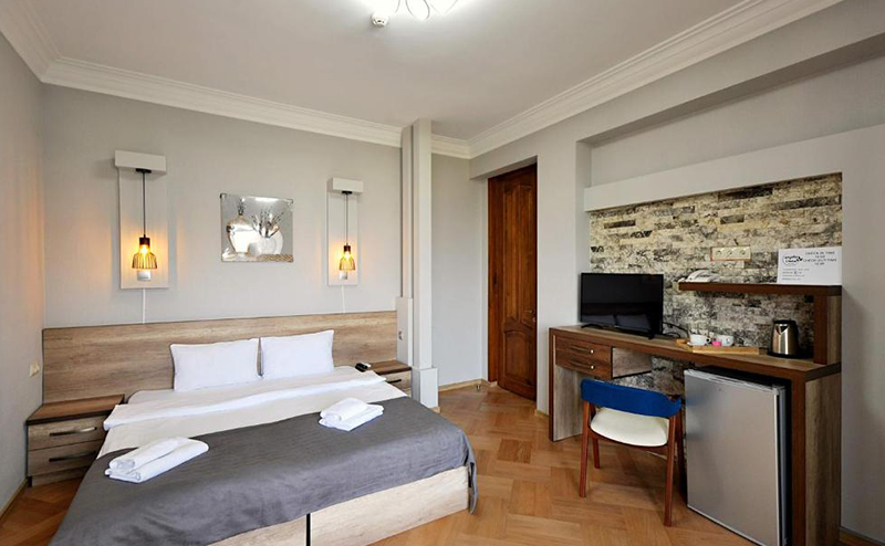 2 სტუმარზე ნომრები საუზმით თბილისის სასტუმროში